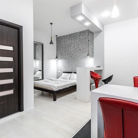 Black And Red Squares Apartment Leopoli Esterno foto