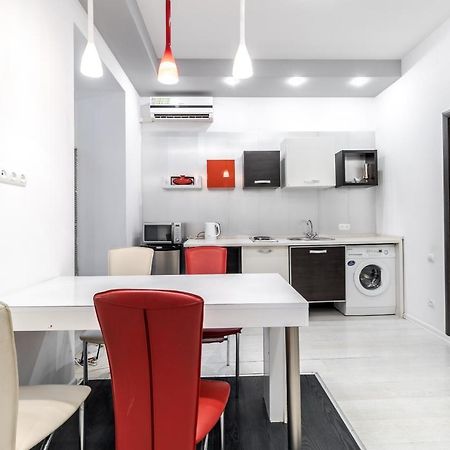 Black And Red Squares Apartment Leopoli Esterno foto