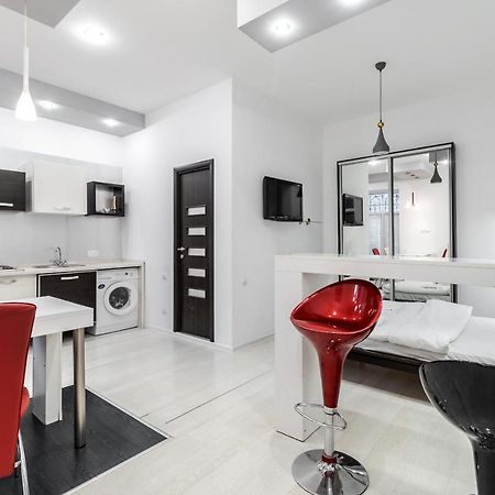 Black And Red Squares Apartment Leopoli Esterno foto