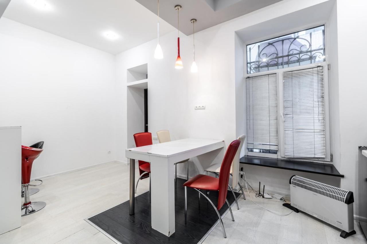 Black And Red Squares Apartment Leopoli Esterno foto