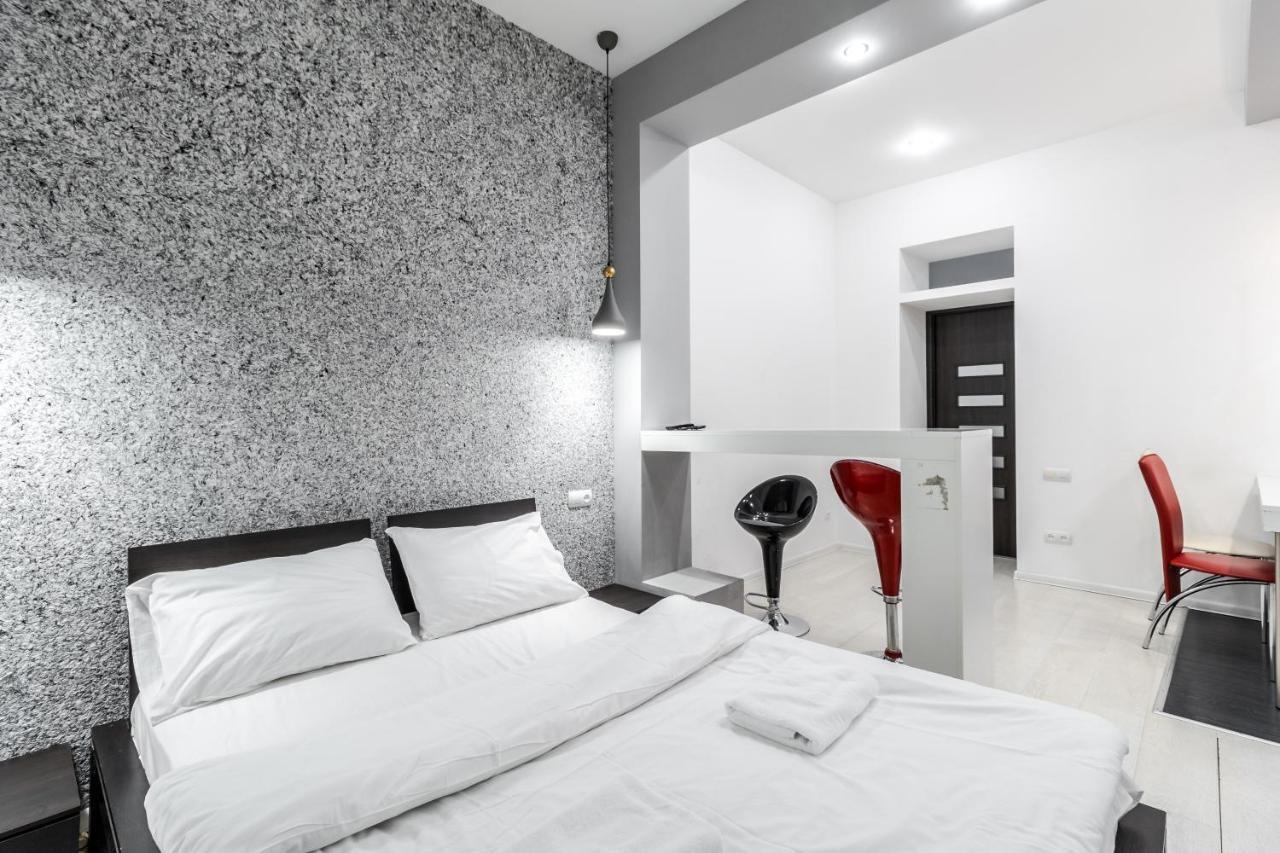 Black And Red Squares Apartment Leopoli Esterno foto
