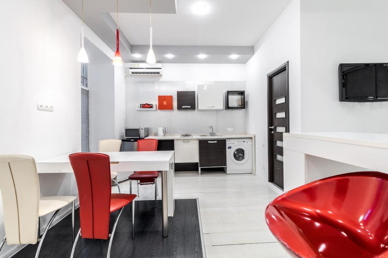 Black And Red Squares Apartment Leopoli Esterno foto