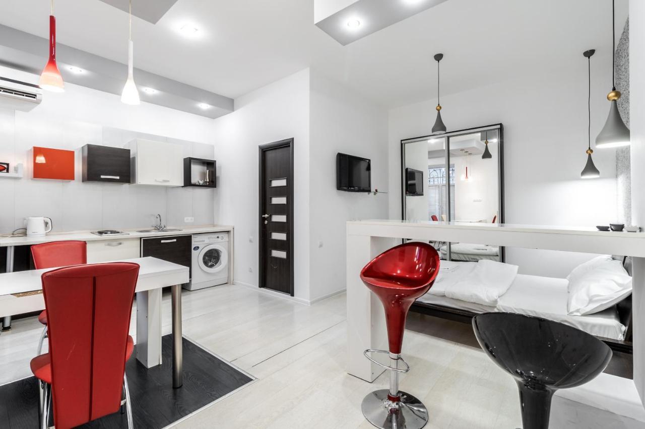 Black And Red Squares Apartment Leopoli Esterno foto