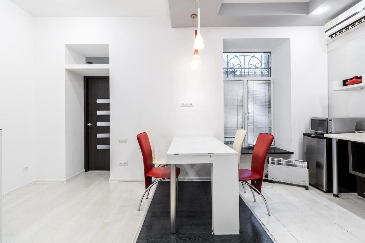 Black And Red Squares Apartment Leopoli Esterno foto