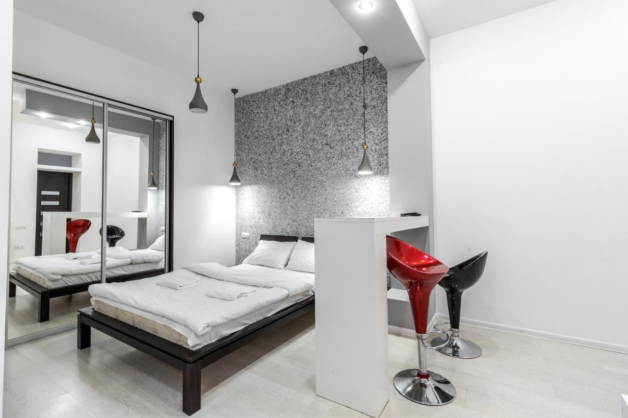 Black And Red Squares Apartment Leopoli Esterno foto