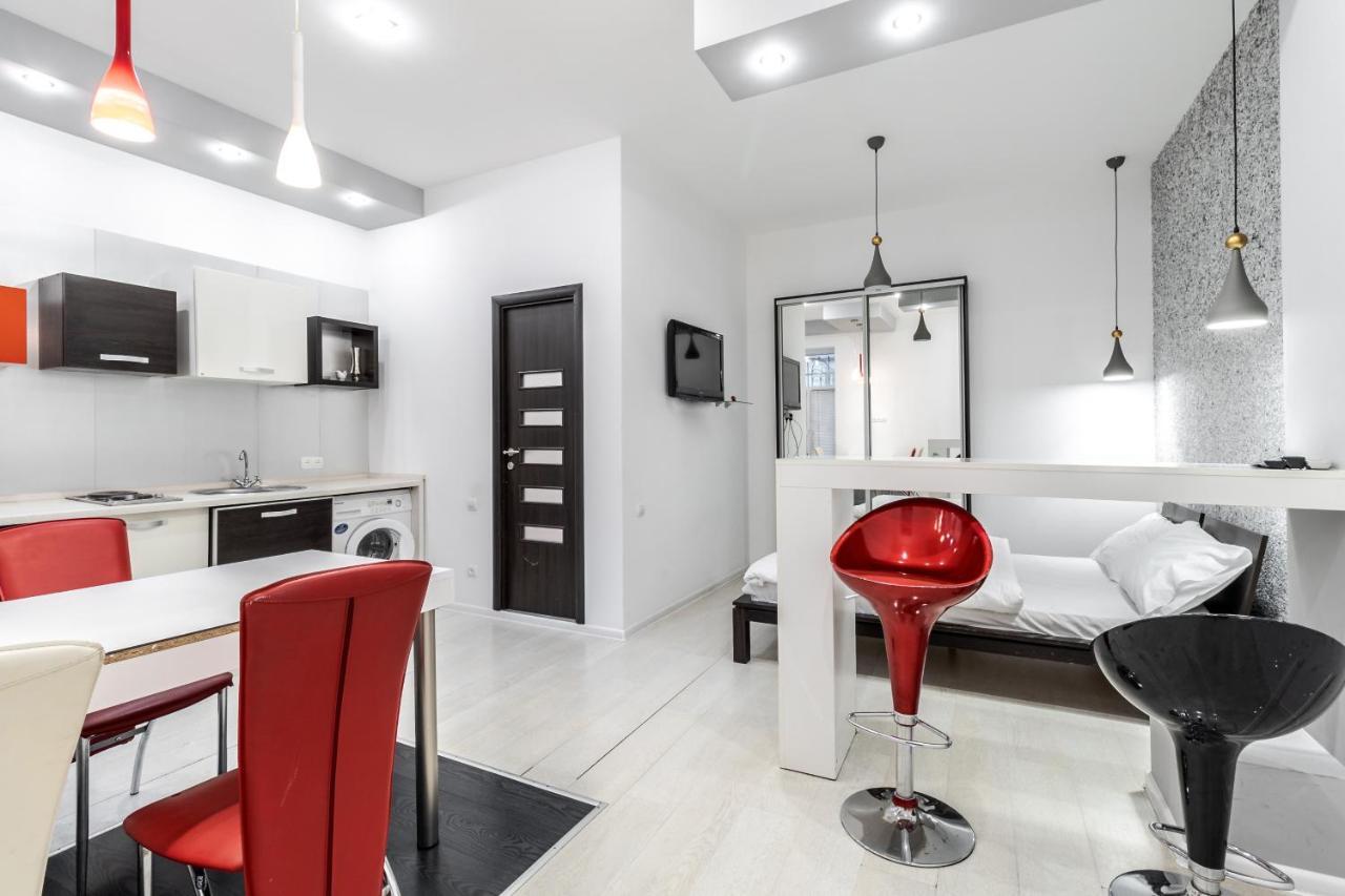 Black And Red Squares Apartment Leopoli Esterno foto
