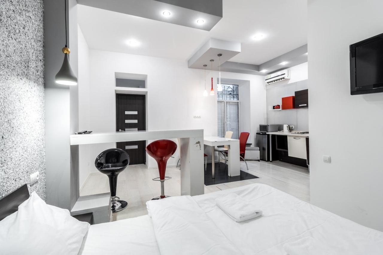 Black And Red Squares Apartment Leopoli Esterno foto