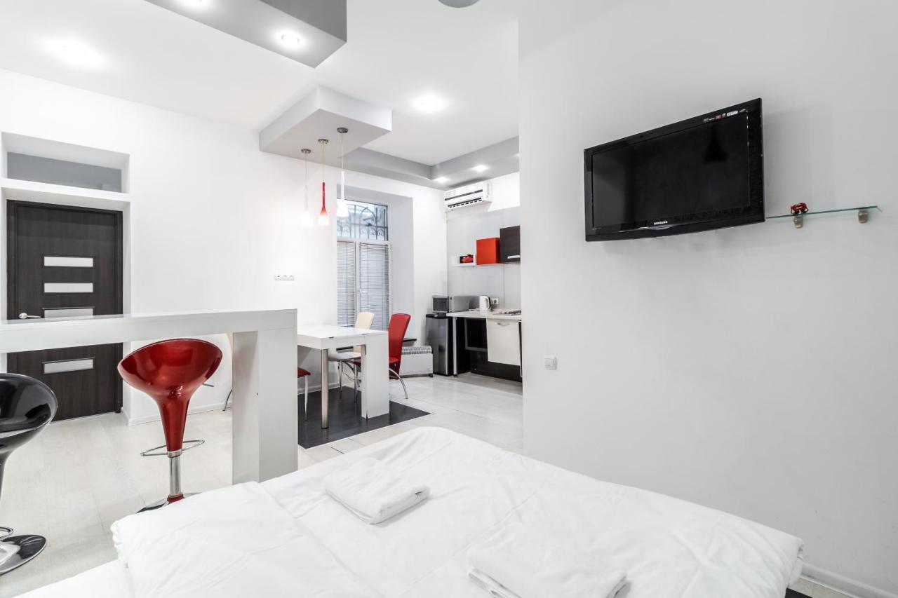 Black And Red Squares Apartment Leopoli Esterno foto