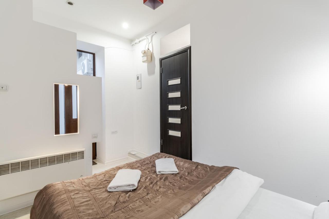Black And Red Squares Apartment Leopoli Esterno foto
